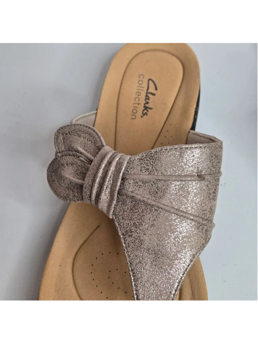 Clarks Laureann Rae Bow Accent Slip-On Thong Taupe Metallic Sandals Sz 12